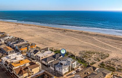 Enjoy easy access to PCH to visit neighboring towns like Huntington, Laguna (or Disneyland!), or simply stay on the sand for the duration of your stay.