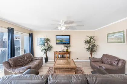 Light and bright motif enhances the open floor plan, while nicely accommodating a maximum of 8 guests.