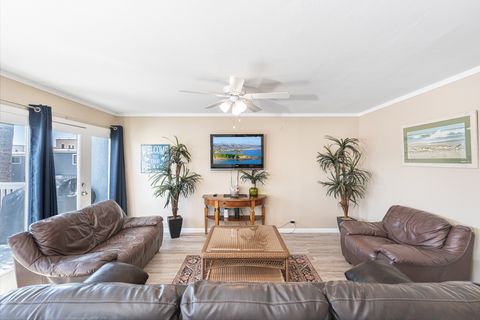 Light and bright motif enhances the open floor plan, while nicely accommodating a maximum of 8 guests.