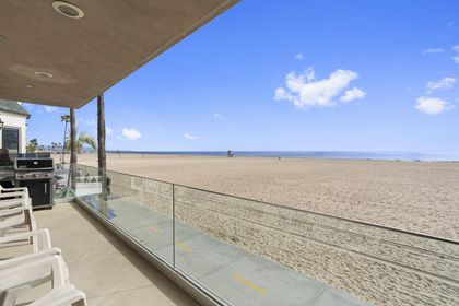 This second level unit gives you sweeping views of the beach and ocean.
