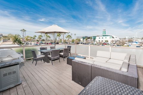 Easily the best deck in Newport! Large seating area looks out onto the beautiful Marina Park and bay beyond. Upper patio includes propane gas grill for nightly cook outs.