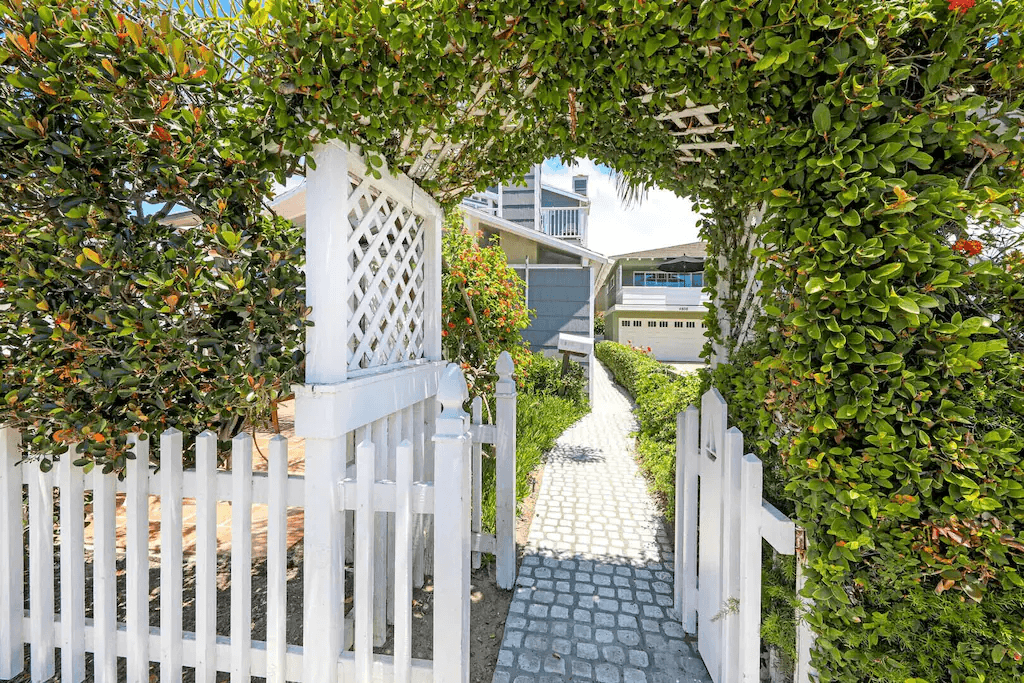 The adorable entry to this upper unit. The lower unit can also be rented simultaneously, upon availability.