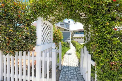The adorable entry to this upper unit. The lower unit can also be rented simultaneously, upon availability.