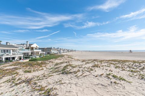 The beach landscape right in front of this home. Start and end your day with a walk along the shore - nothing better!