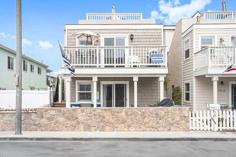This bright and cheery upstairs unit includes 3 bed/3.5 bath & wonderfully accommodates groups of up to 10.
