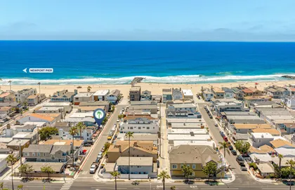 Just half a block from 44th Street Beach, this residence has unbeatable proximity to the sand and shoreline