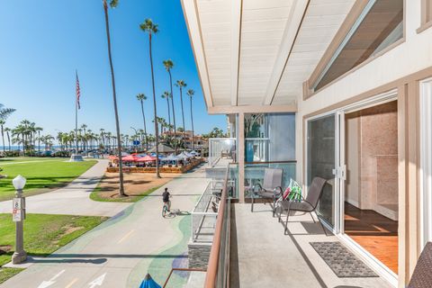Expansive view from the upstairs balcony: Balboa Pier area, local restaurants, and ocean beyond!
