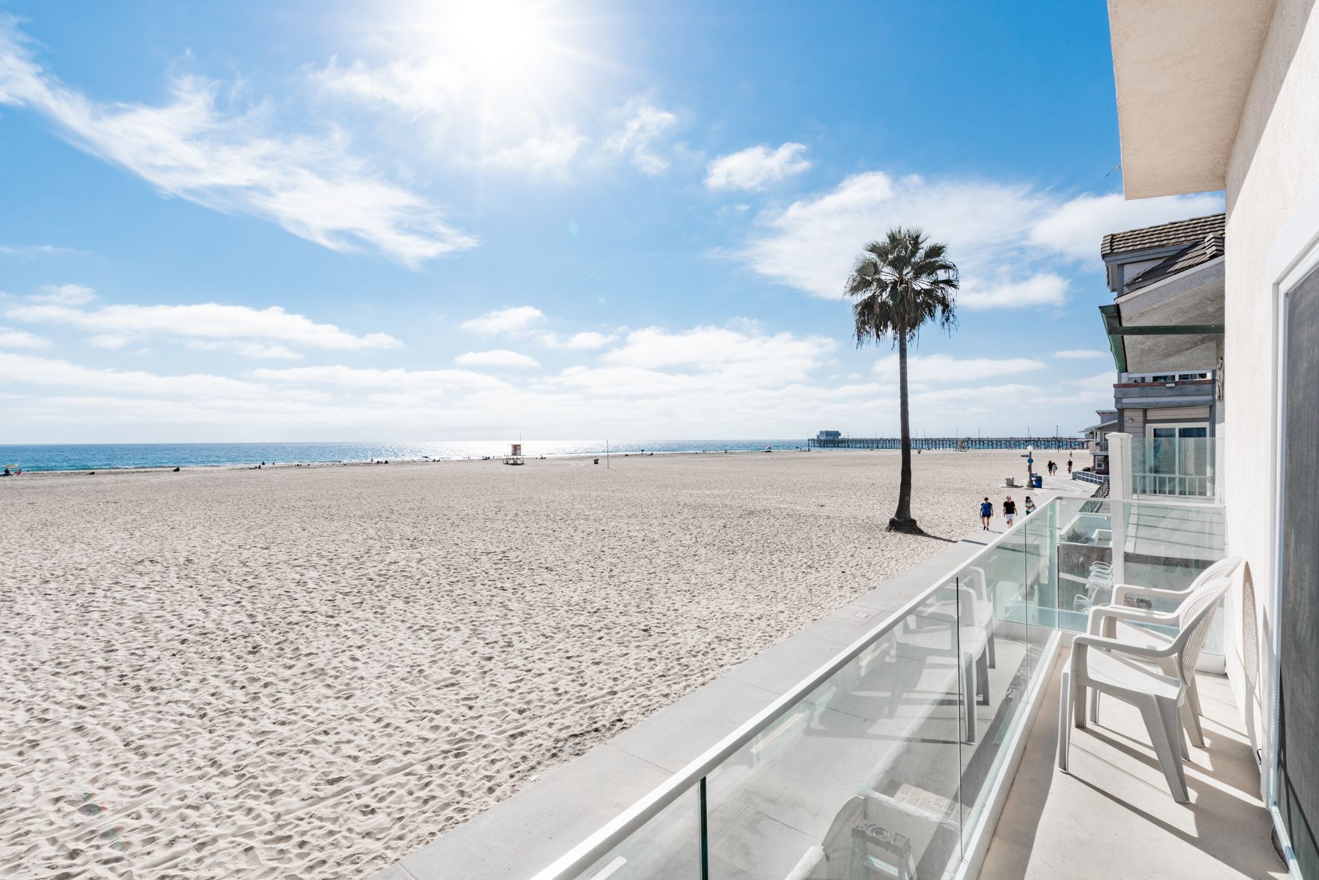 This upstairs unit sits right at the foot of the beach, for stunning panoramic views!