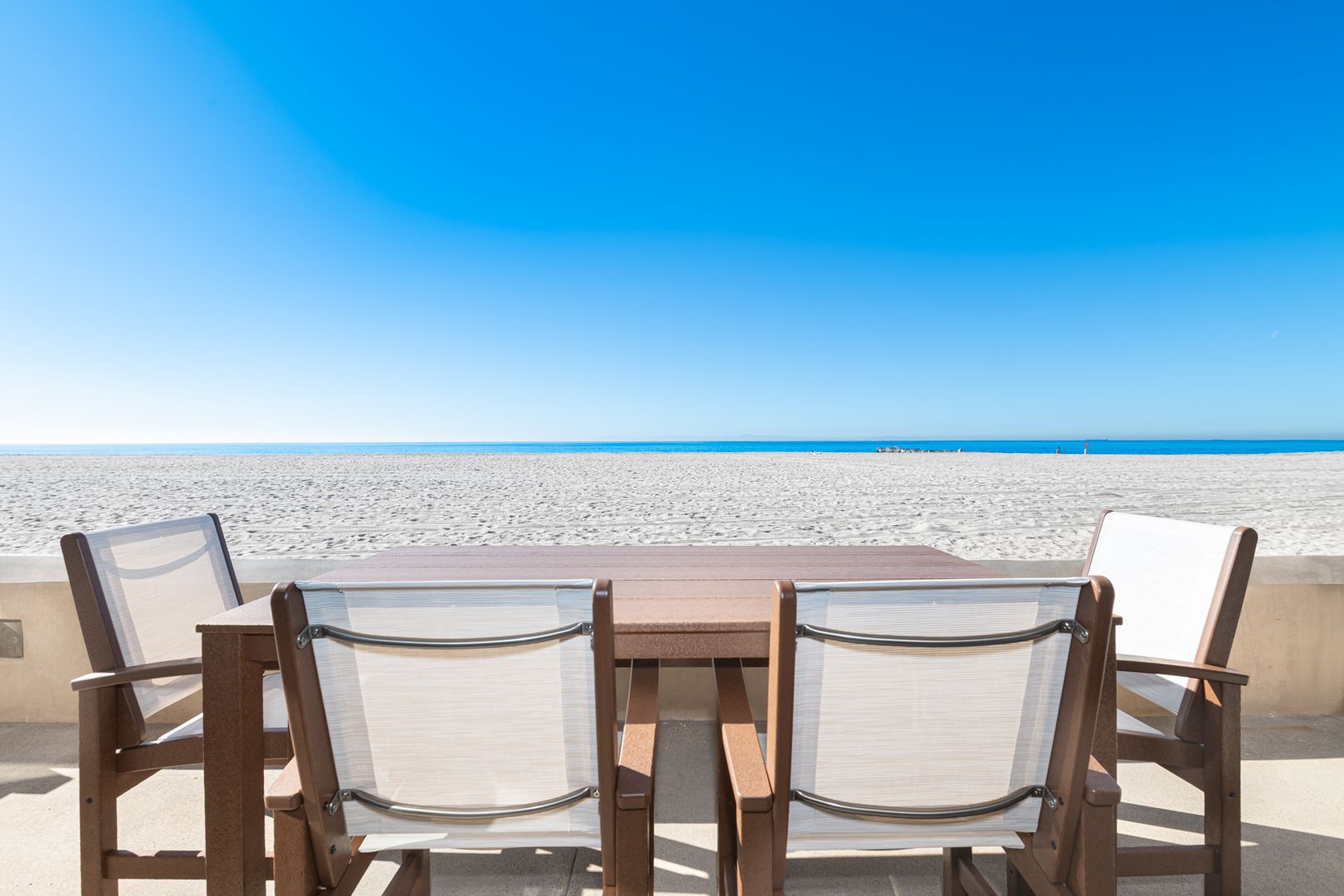 Front-row seats to the Pacific, linger over morning coffee or sunset dinners with uninterrupted ocean views