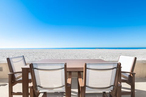 Front-row seats to the Pacific, linger over morning coffee or sunset dinners with uninterrupted ocean views