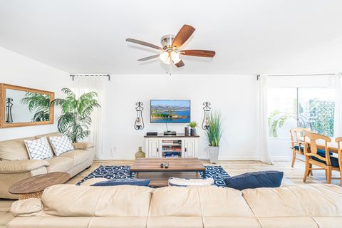 This lower unit's bright interior and stylish beachside motif will sweep you off your feet and straight into vacation mode.