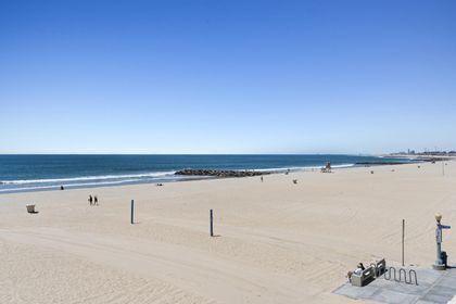 The rooftop deck has arguably the best spot in the house for people-watching, dolphin-spotting, and sun tanning!