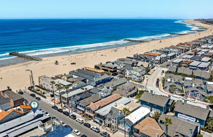 Bird’s-eye view of the Newport Beach Peninsula showcasing the vibrant beachfront and surrounding neighborhood