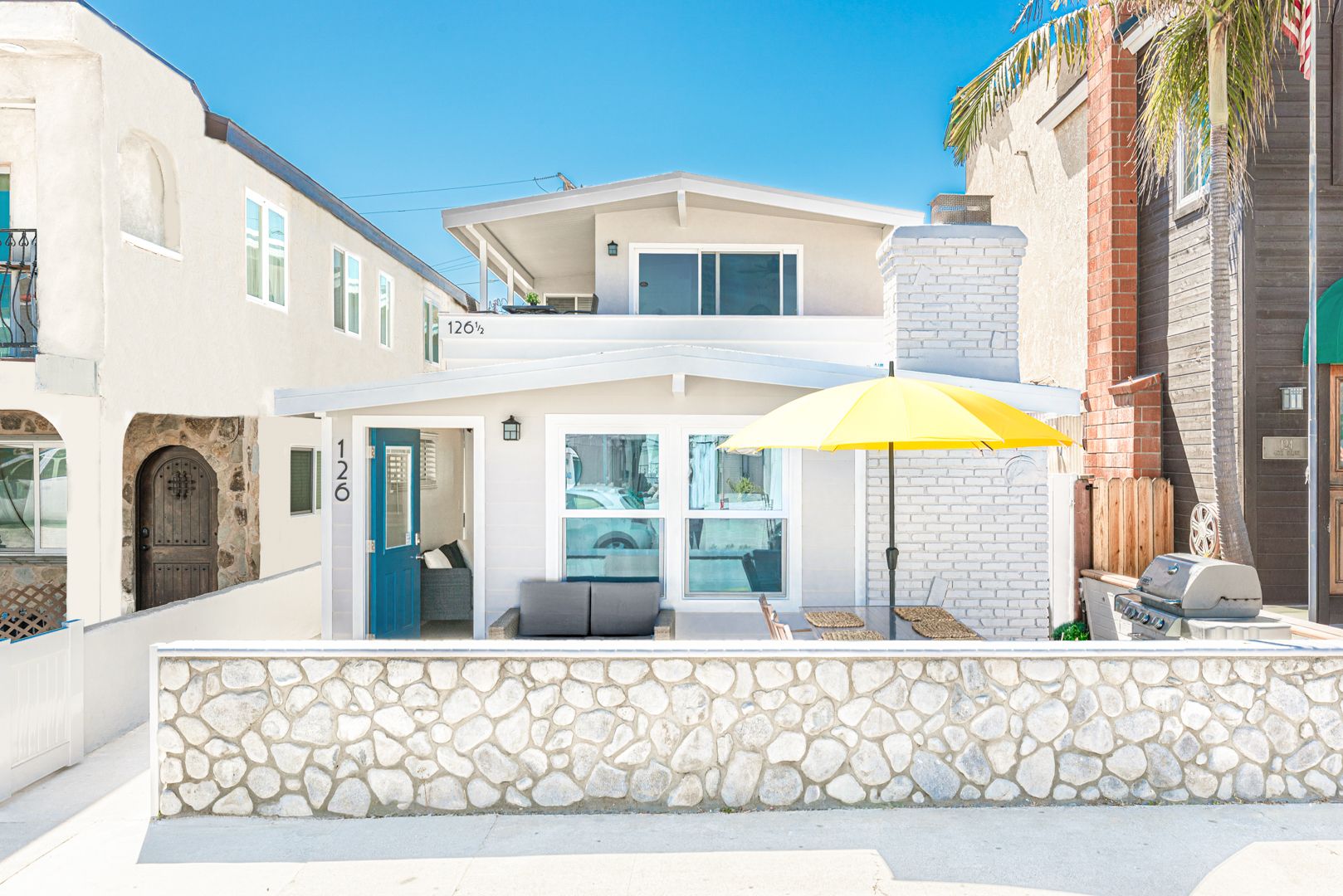 This unit is on the lower level of the property. The 3bed/1ba upstairs unit can be booked simultaneously upon availability.