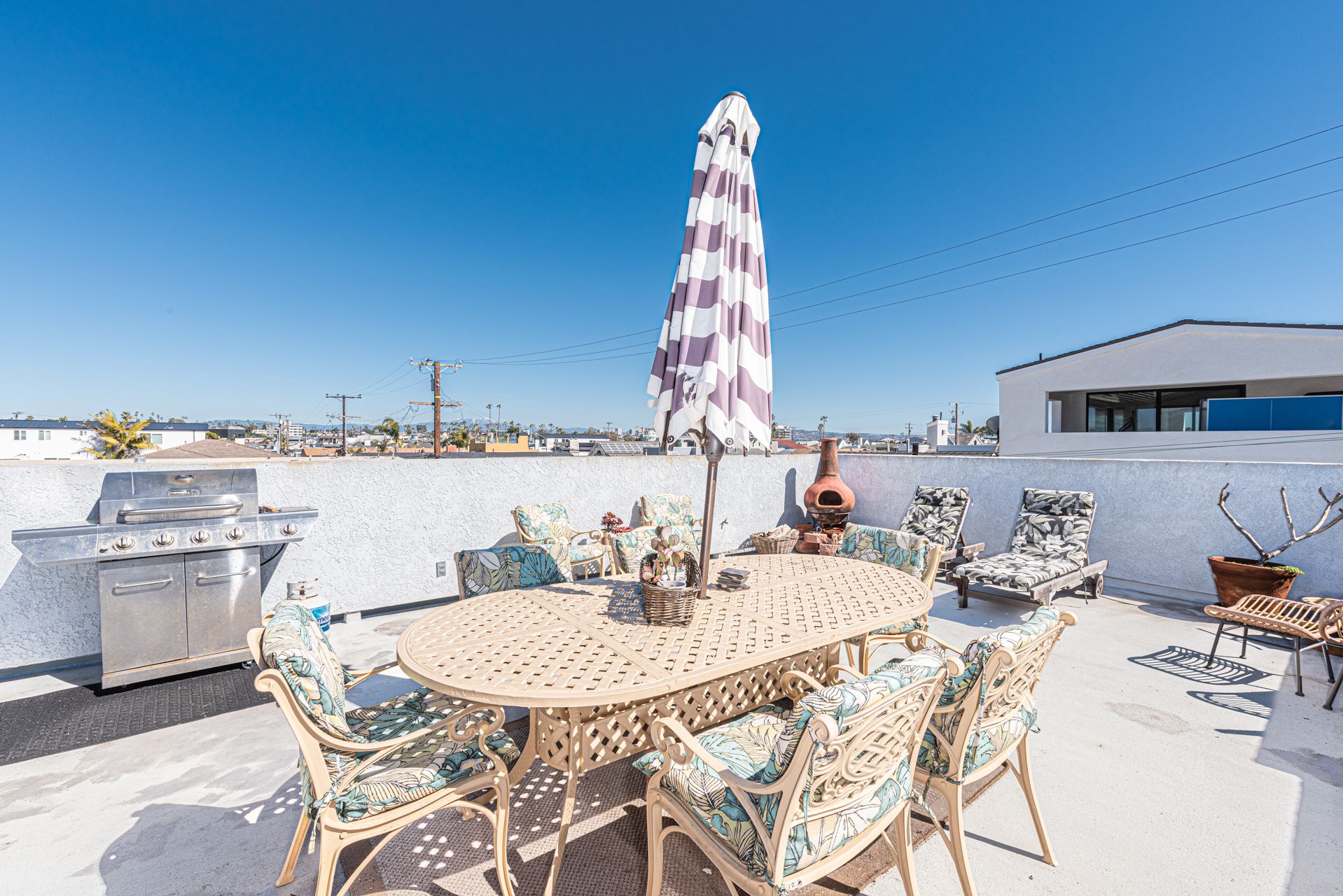 Soak up the SoCal sun on the rooftop deck (shared with the lower unit tenants), with space for lounging & grilling.