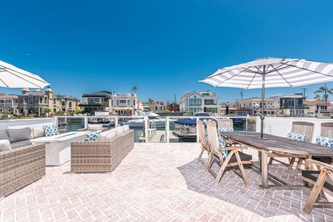 Ample seating for you and your guests, the front patio offers quintessential outdoor living in the mild SoCal sunshine.