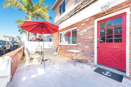 Enjoy the best of Newport Beach in this cheery and spacious beach house - just a five minute walk from the beach.