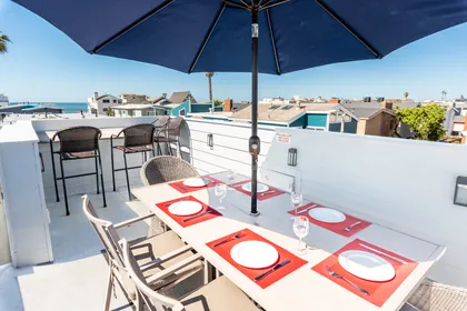 Celebrate the glorious SoCal weather and fresh ocean breezes with sunset happy hours on the rooftop deck.