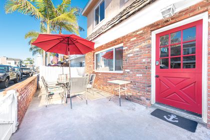 Enjoy the best of Newport Beach in this cheery and spacious beach house - just a five minute walk from the beach.