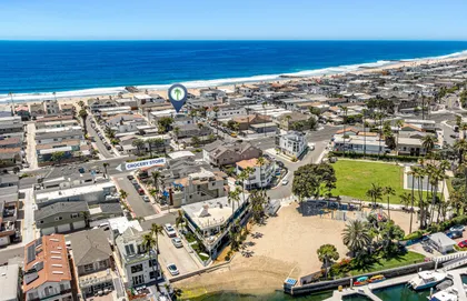 Aerial view capturing prime location near 44th Street Beach, with walkable access to the beach, grocery store, and park