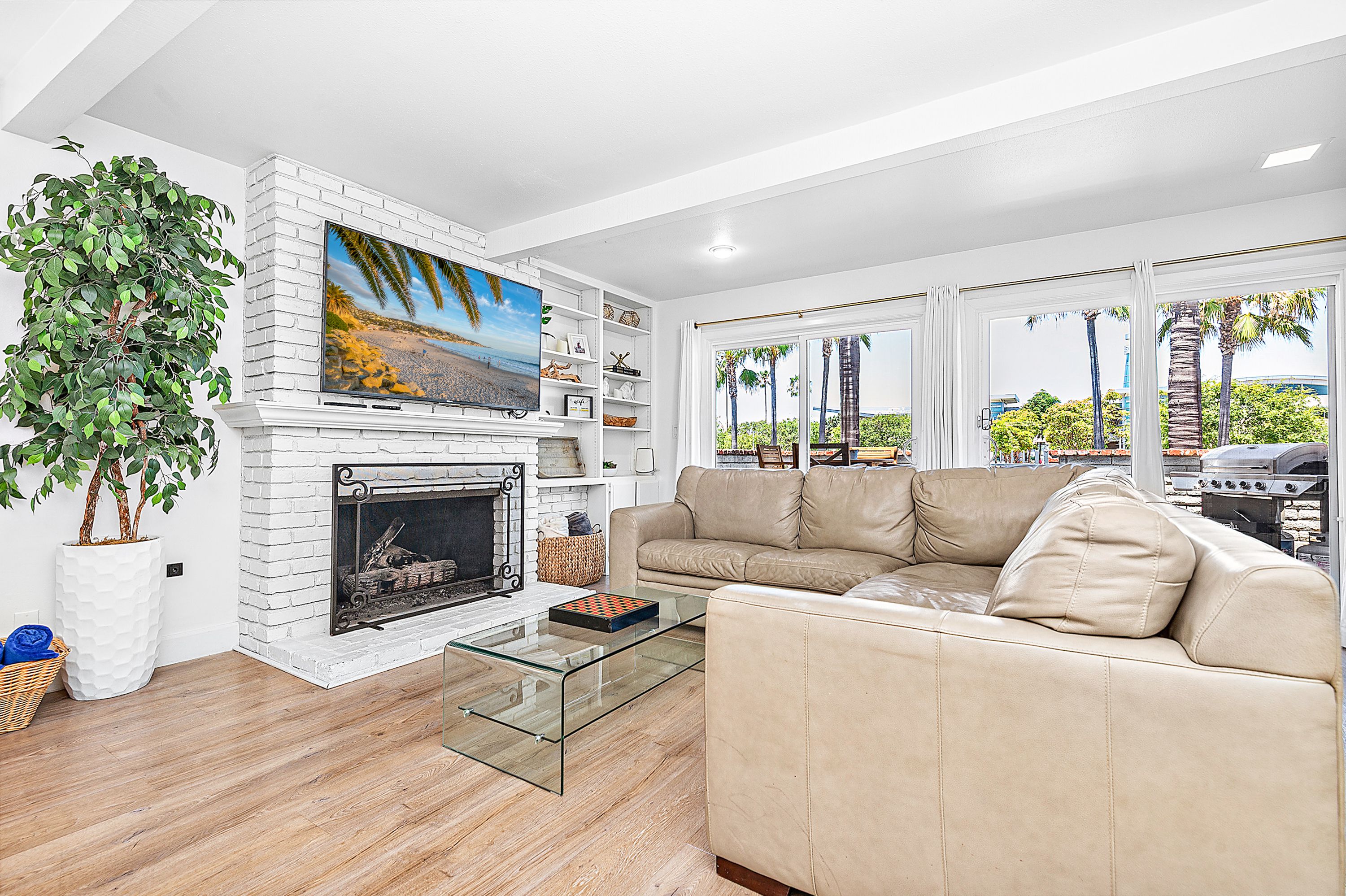 This sunny lower unit is perfectly flanked by ocean and harbor - for easy access to all of Newport's outdoor recreation.