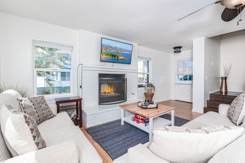 By combining the main 3 bedroom, 2 bath house with the upstairs 1 bedroom, 1 bath unit, you have access to two sets of living and kitchen areas - perfect for large groups!