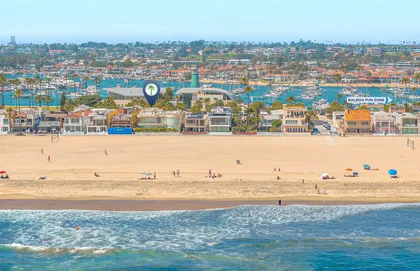 Ideally located between the beach and bay, with a wide variety of activities and attractions within easy reach.