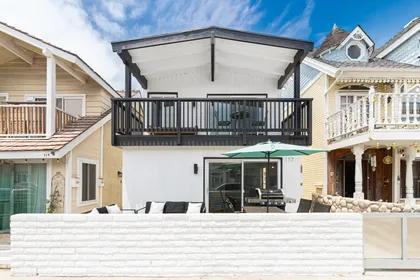 Enjoy the ground-floor 3BR/2BA and upper floor 4BR/2BA of this Newport Beach duplex.