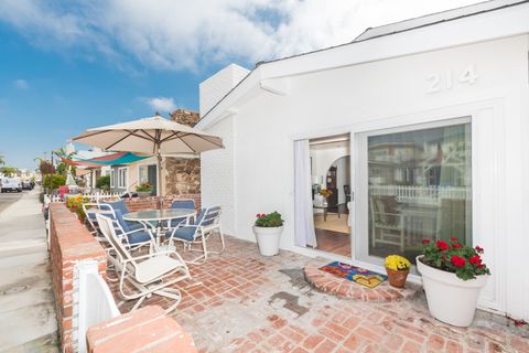 Good luck finding a more charming beach house! This 1bd/1ba cottage is simply perfect.