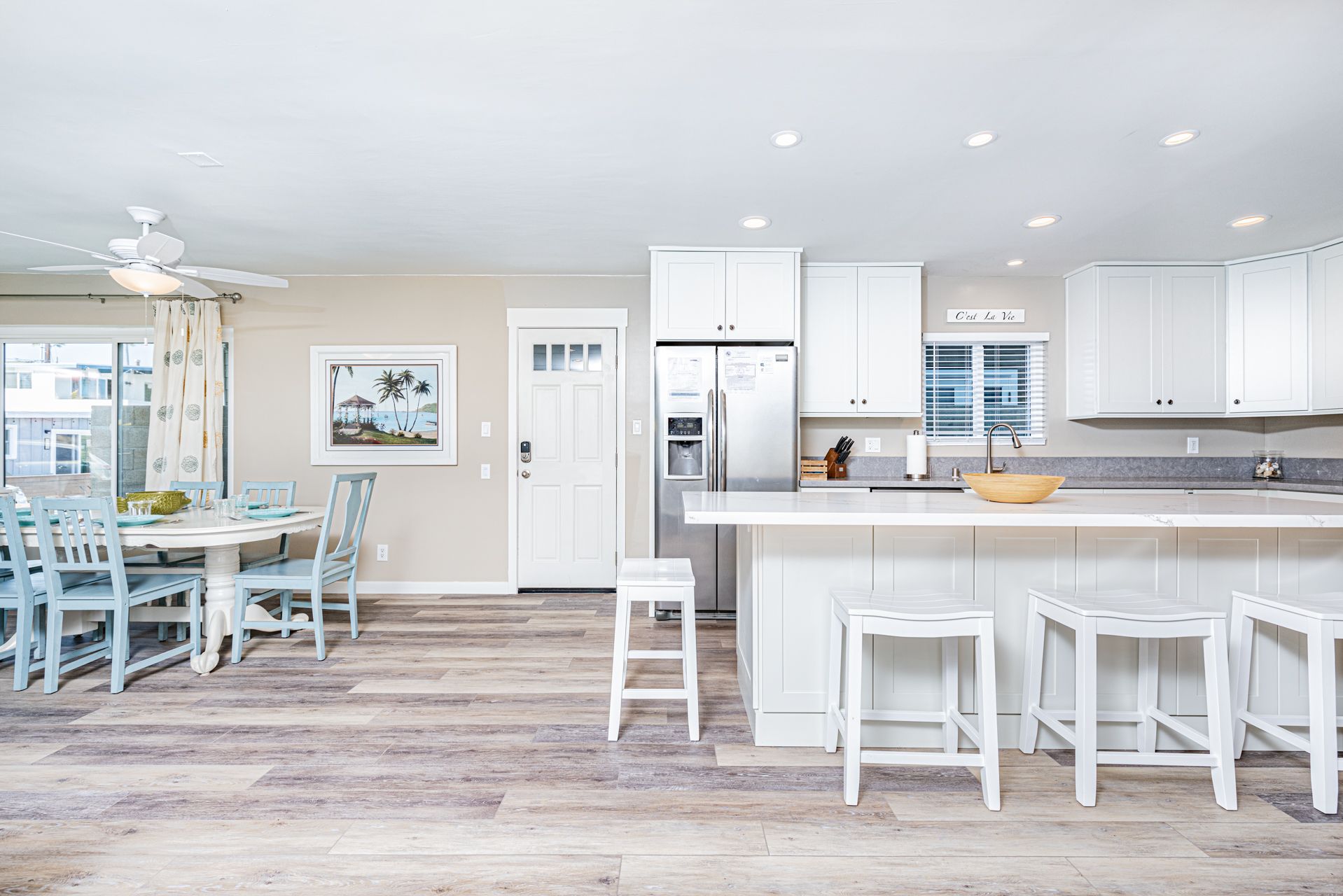 The sliding glass doors next to the dining table open up to the front patio for quintessential indoor/outdoor SoCal living.