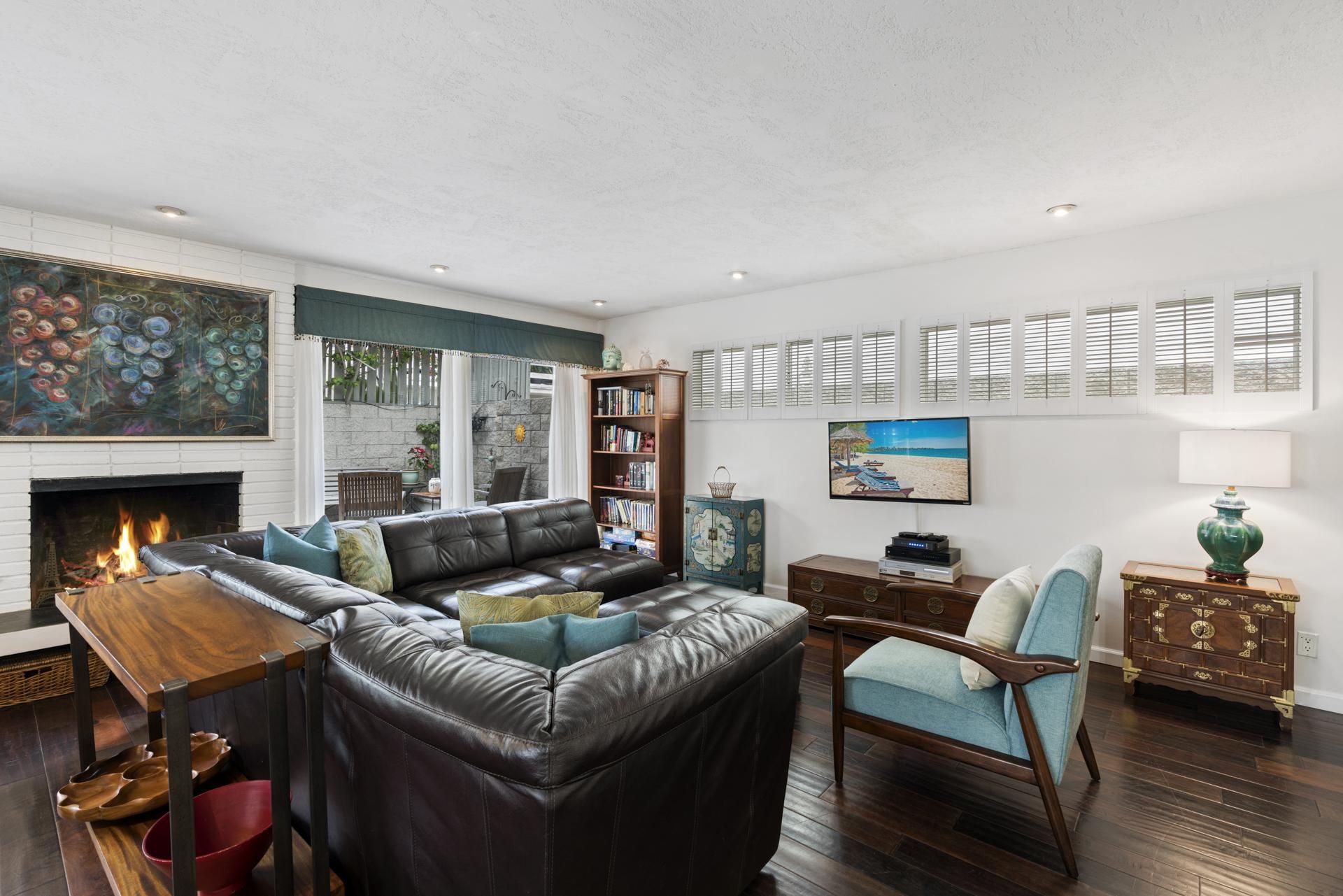 The ground-floor living area features a spacious leather sectional, cable TV, and a cozy gas fireplace