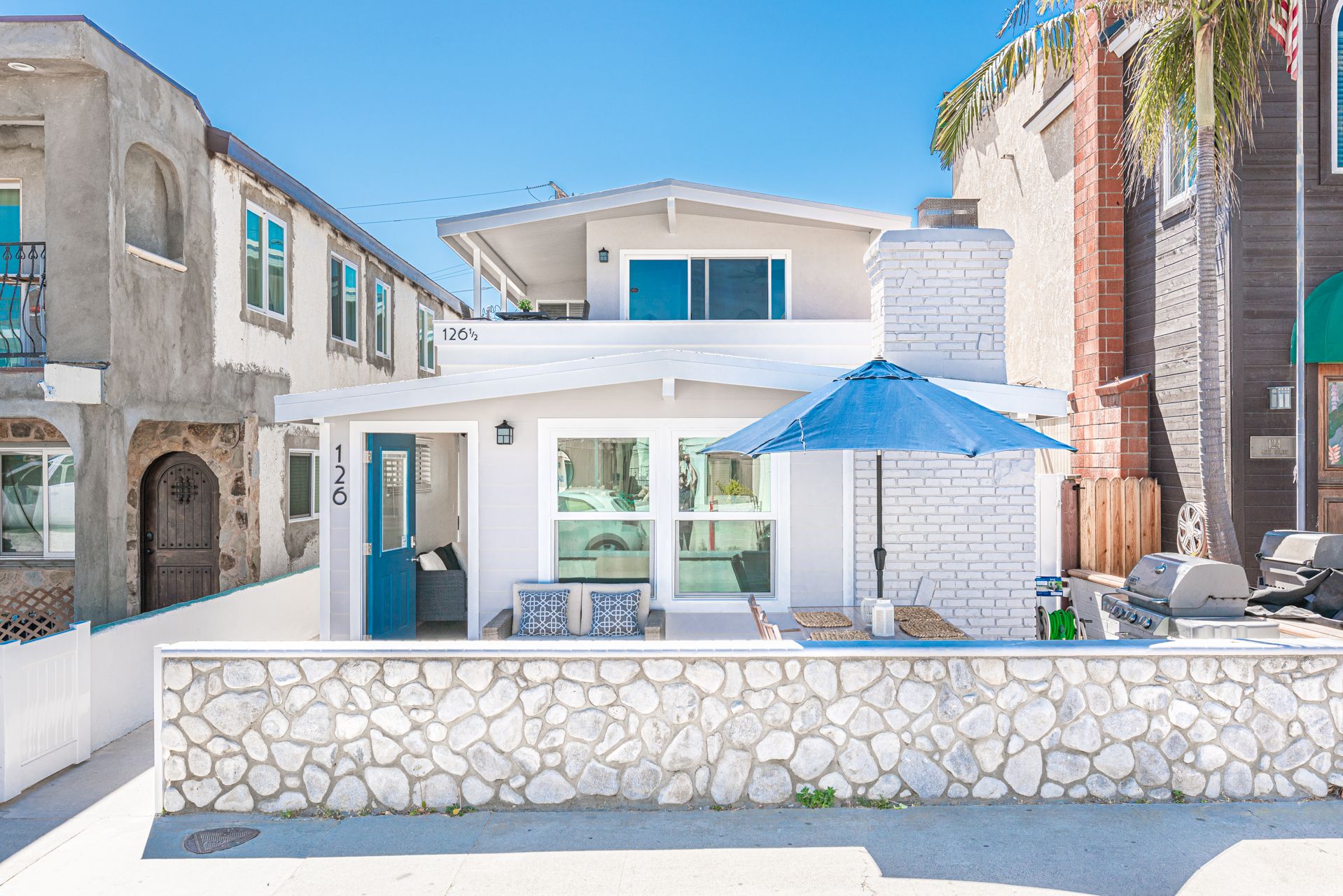 This unit is on the lower level of the property. The 3bed/1ba upstairs unit can be booked simultaneously upon availability.