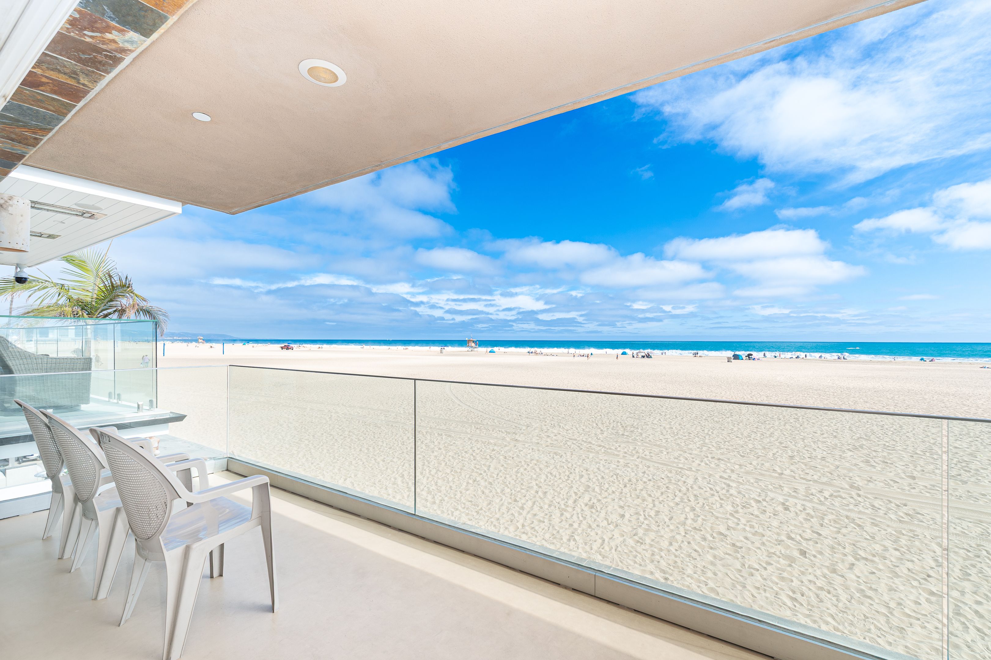 This second level unit gives you sweeping views of the beach and ocean.