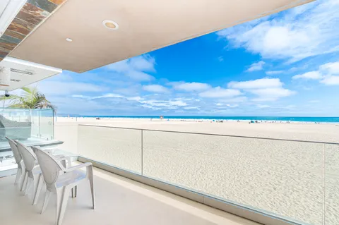 This second level unit gives you sweeping views of the beach and ocean.