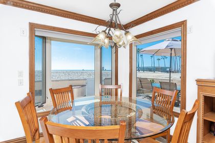 The dining area seats 6 comfortably and looks out onto the beach, of course!