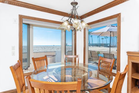 The dining area seats 6 comfortably and looks out onto the beach, of course!