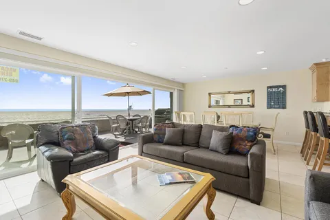 This downstairs unit has an open living area, for easy, breezy trips to the beach!