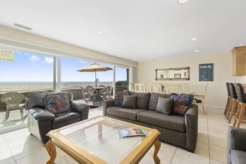 This downstairs unit has an open living area, for easy, breezy trips to the beach!