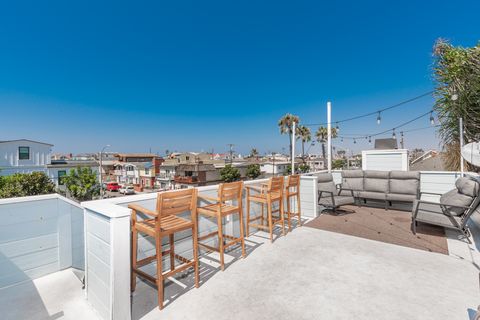 Soak up the California sunshine on this spacious rooftop deck, with cushy seating and a bird's eye view of the neighborhood.