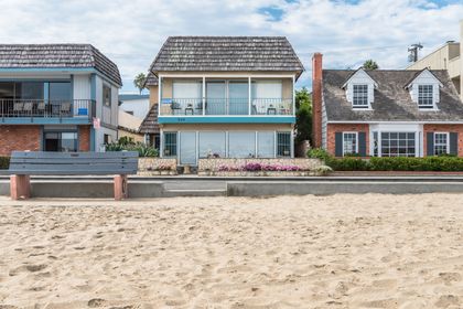 Enjoy the full 4BR Newport Beach getaway, including both the front and rear residences