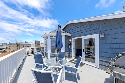 Welcome to the best deck on the peninsula! Patio doors from the upper level living room open up to views of the Pacific as well as fresh ocean breezes.