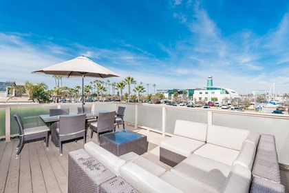Best private deck in Newport! The Marina Park across the street includes basket ball courts, playground, large grass area, and a larger-than-life lighthouse!