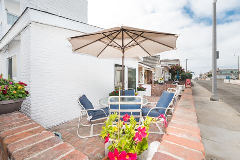 This vacation home does not have a reserved parking. The surrounding street parking is free, but can be tricky to find during the busy summer months. We recommend parking your car and walking/biking to all the nearby attractions during your stay!